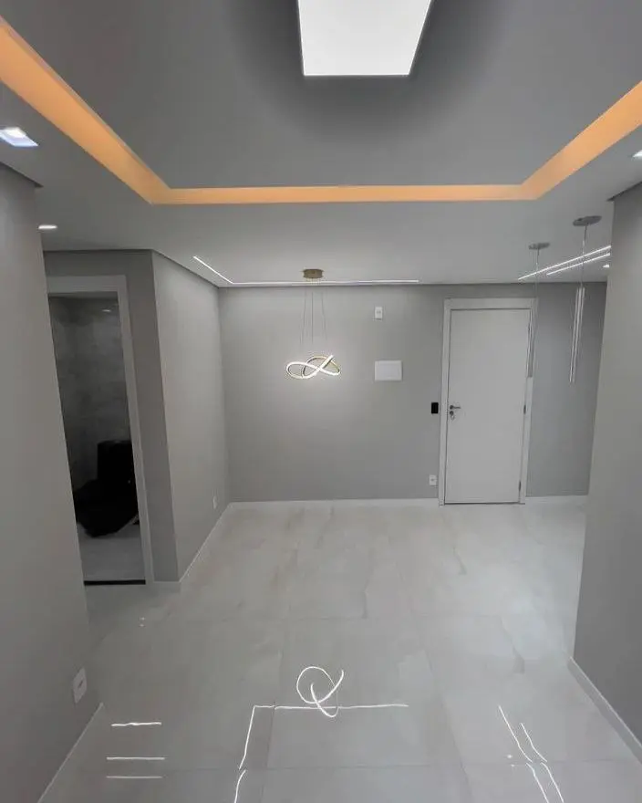 Ambiente com forro de gesso e iluminação LED